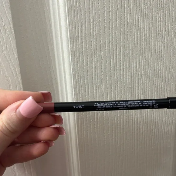 NEW SAIE LIP LINER - Picture 2 of 3